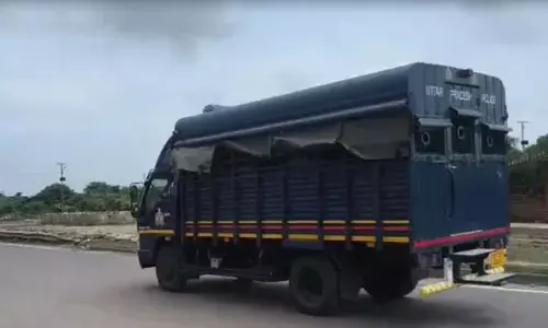 अबान अहमद के अंतिम संस्कार में शामिल होने भाई को कड़ी सुरक्षा में प्रयागराज ले गई पुलिस अबान अहमद के अंतिम संस्कार में शामिल होने भाई को कड़ी सुरक्षा में प्रयागराज ले गई पुलिस