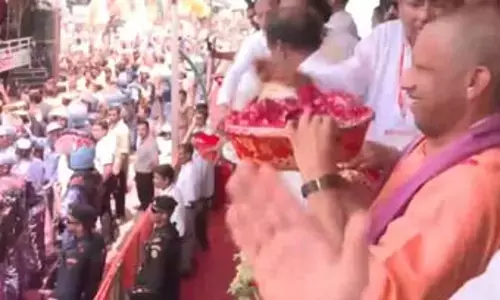 मेरठ में सीएम योगी ने कांवड़ियों पर बरसाए पुष्प मेरठ में सीएम योगी ने कांवड़ियों पर बरसाए पुष्प