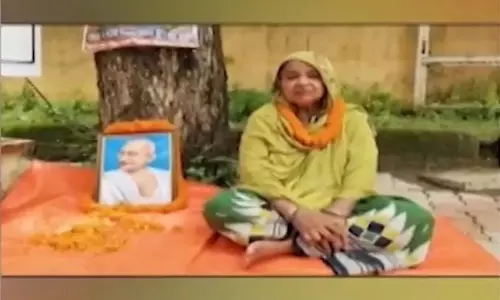सरकारी रिकॉर्ड में महिला को मृत दिखाकर जमीन-घर हड़पने का आरोप सरकारी रिकॉर्ड में महिला को मृत दिखाकर जमीन-घर हड़पने का आरोप