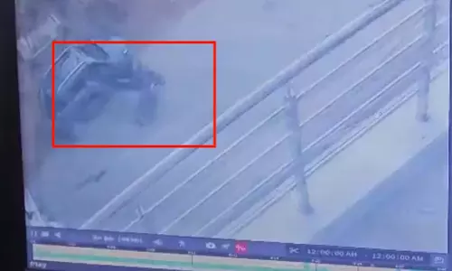 सड़क किनारे खड़ी कार का गेट खोलना पड़ा भारी, बाइक सवार को पिकअप ने कुचला सड़क किनारे खड़ी कार का गेट खोलना पड़ा भारी, बाइक सवार को पिकअप ने कुचला