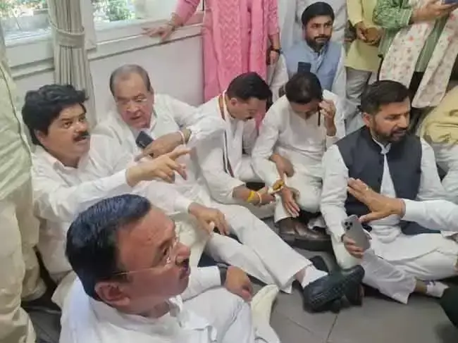 Haldwani: कांग्रेस नेताओं ने एसएसपी ऑफिस घेरा, पुलिस प्रशासन के खिलाफ जताई नाराजगी Haldwani: कांग्रेस नेताओं ने एसएसपी ऑफिस घेरा, पुलिस प्रशासन के खिलाफ जताई नाराजगी