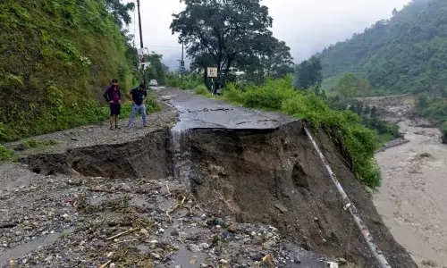 Dehradun: उत्तराखंड में भारी बारिश का अलर्ट, तवाघाट-गुंजी हाईवे पर यातायात प्रभावित Dehradun: उत्तराखंड में भारी बारिश का अलर्ट, तवाघाट-गुंजी हाईवे पर यातायात प्रभावित