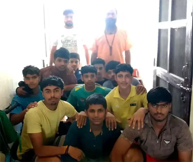 Haridwar: शिवालय के बजाय स्कूल में गुरु का अभिषेक, स्कूली कांवड़ियों की अनूठी पहल Haridwar: शिवालय के बजाय स्कूल में गुरु का अभिषेक, स्कूली कांवड़ियों की अनूठी पहल