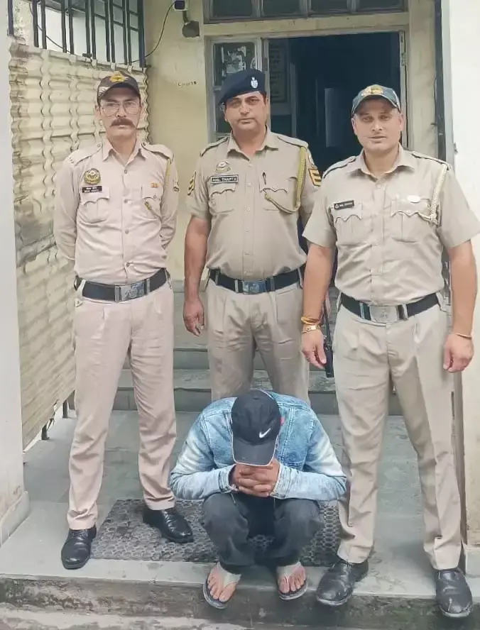 Shimla: हेरोइन तस्करी मामले में 21 वर्षीय युवक गिरफ्तार, न्यायिक हिरासत में भेजा Shimla: हेरोइन तस्करी मामले में 21 वर्षीय युवक गिरफ्तार, न्यायिक हिरासत में भेजा