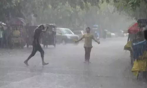 दिल्ली-NCR में झमाझम बारिश से मौसम सुहाना, जलभराव का खतरा बढ़ा दिल्ली-NCR में झमाझम बारिश से मौसम सुहाना, जलभराव का खतरा बढ़ा