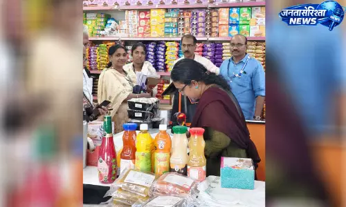 ओणम से पहले बाजारों में प्रशासन की सख्ती, करुणागापल्ली में छापेमारी होटल बंद ओणम से पहले बाजारों में प्रशासन की सख्ती, करुणागापल्ली में छापेमारी होटल बंद