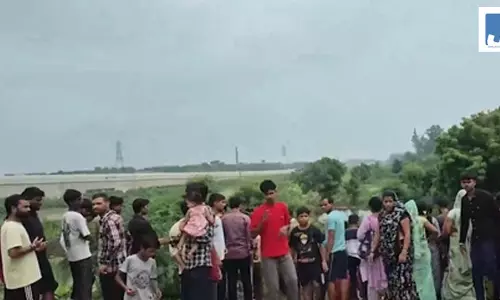 घर लौटते समय उफनते नाले में बहा युवक, तलाश जारी घर लौटते समय उफनते नाले में बहा युवक, तलाश जारी