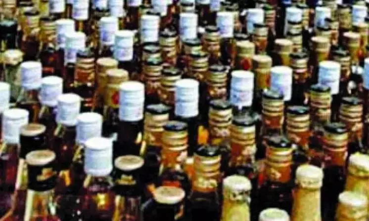 Telangana: मल्काजगिरी पुलिस ने बेल्ट शॉप पर कार्रवाई की, 2.76 लाख रुपये की शराब जब्त की Telangana: मल्काजगिरी पुलिस ने बेल्ट शॉप पर कार्रवाई की, 2.76 लाख रुपये की शराब जब्त की