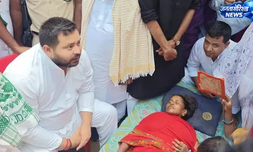 मजदूरी विवाद में हत्या पीड़ित परिवार से मिले तेजस्वी मजदूरी विवाद में हत्या पीड़ित परिवार से मिले तेजस्वी
