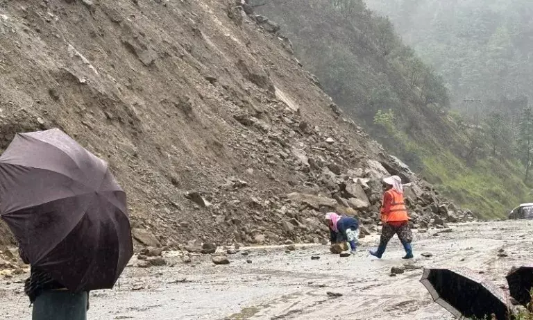 असम: कालियाबोर में नए सिरे से भूस्खलन, हाईवे पर यातायात बाधित असम: कालियाबोर में नए सिरे से भूस्खलन, हाईवे पर यातायात बाधित