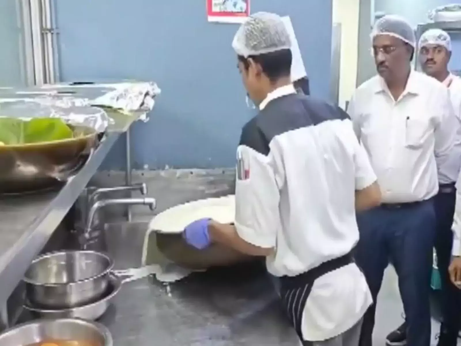 बासी खाना, फंगल सब्जियां: बेंगलुरु के 5-सितारा होटलों पर कार्रवाई बासी खाना, फंगल सब्जियां: बेंगलुरु के 5-सितारा होटलों पर कार्रवाई