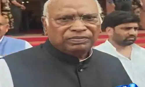 छात्रों के मुद्दे पर खरगे की मोदी सरकार को चुनौती संसद में बहस की मांग छात्रों के मुद्दे पर खरगे की मोदी सरकार को चुनौती संसद में बहस की मांग