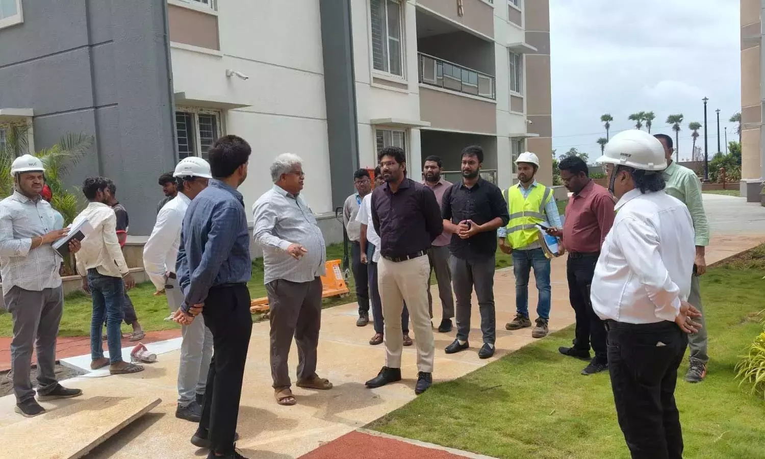 APCRDA के अपर आयुक्त ने एमएलए, एमएलसी टावरों का निरीक्षण किया APCRDA के अपर आयुक्त ने एमएलए, एमएलसी टावरों का निरीक्षण किया