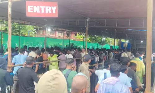 गणेश उत्सव लॉटरी कूपन के लिए क्वेपेम में उमड़ी भारी भीड़ गणेश उत्सव लॉटरी कूपन के लिए क्वेपेम में उमड़ी भारी भीड़