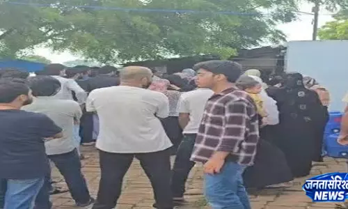 कसारी मसारी में आबान का जनाजा बेकाबू हुई भीड़ उमर और अली कड़ी सुरक्षा में पहुंचे कसारी मसारी में आबान का जनाजा बेकाबू हुई भीड़ उमर और अली कड़ी सुरक्षा में पहुंचे
