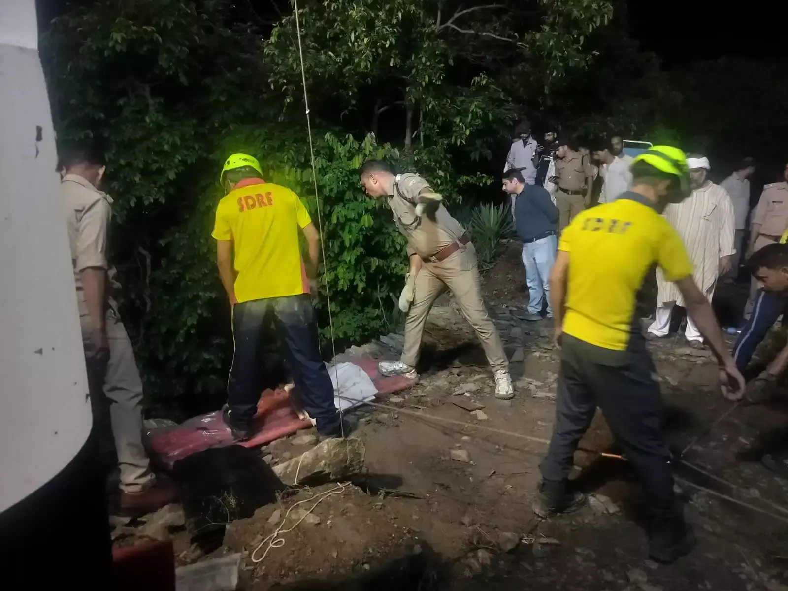 Pauri Garhwal: 500 मीटर गहरी खाई में रेस्क्यू, सुबह तक जारी रही मशक्कत Pauri Garhwal: 500 मीटर गहरी खाई में रेस्क्यू, सुबह तक जारी रही मशक्कत