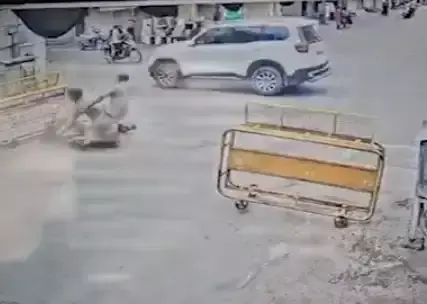 Ajmer: ड्यूटी के दौरान पुलिसकर्मियों को तेज रफ्तार स्कॉर्पियो ने मारी टक्कर Ajmer: ड्यूटी के दौरान पुलिसकर्मियों को तेज रफ्तार स्कॉर्पियो ने मारी टक्कर