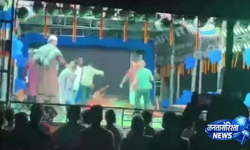 जाजपुर में जात्रा के दौरान कलाकारों पर कुर्सियां फेंकीं, अभिनेत्री घायल जाजपुर में जात्रा के दौरान कलाकारों पर कुर्सियां फेंकीं, अभिनेत्री घायल