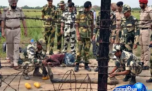 तारबंदी पार करने की कोशिश पड़ी भारी BSF की गोली से संदिग्ध की मौत तारबंदी पार करने की कोशिश पड़ी भारी BSF की गोली से संदिग्ध की मौत
