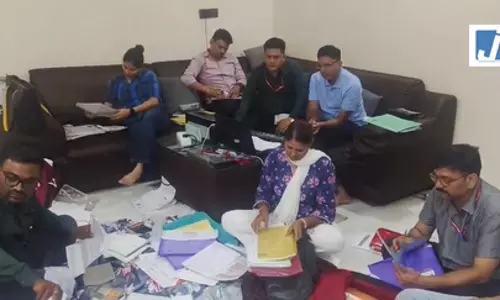 लोकायुक्त की रेड में पंचायत विभाग का करोड़पति बाबू बेनकाब लोकायुक्त की रेड में पंचायत विभाग का करोड़पति बाबू बेनकाब