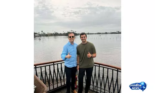 Trump के दामाद ने अलाप्पुझा में बारिश के बीच हाउस-बोट की सवारी की Trump के दामाद ने अलाप्पुझा में बारिश के बीच हाउस-बोट की सवारी की