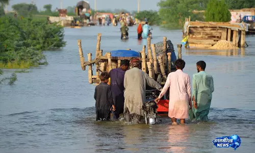 Lahore में मूसलाधार बारिश से हाहाकार सड़कों पर भरा पानी Lahore में मूसलाधार बारिश से हाहाकार सड़कों पर भरा पानी