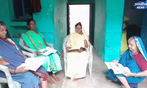असाक्षर वयस्कों को साक्षर बनाने पारा-मोहल्लों में साक्षरता कक्षाएं संचालित की जा रही असाक्षर वयस्कों को साक्षर बनाने पारा-मोहल्लों में साक्षरता कक्षाएं संचालित की जा रही