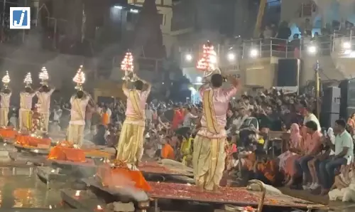 गंगा का जलस्तर बढ़ा दशाश्वमेध घाट पर 10 फीट पीछे हुआ विश्व प्रसिद्ध गंगा आरती का मंच