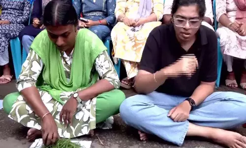 कांग्रेस के राज्य केरल में स्टूडेंट और टीचर घास खाकर कर रहे अनोखा प्रदर्शन कांग्रेस के राज्य केरल में स्टूडेंट और टीचर घास खाकर कर रहे अनोखा प्रदर्शन