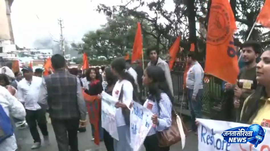 HPU में फीस बढ़ोतरी के खिलाफ ABVP का प्रदर्शन HPU में फीस बढ़ोतरी के खिलाफ ABVP का प्रदर्शन