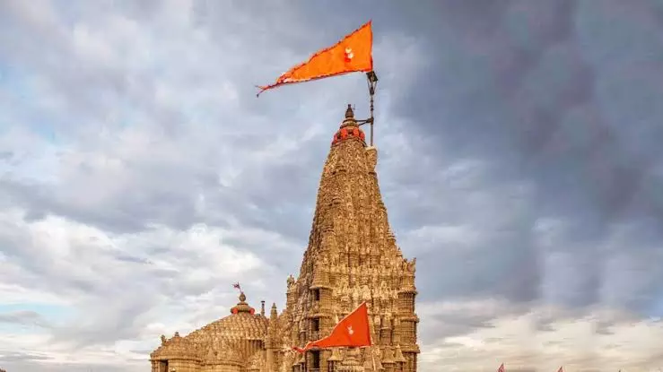 मंदिर की ध्वजा का क्या है महत्व हर सनातनी को जानना चाहिए इसका रहस्य मंदिर की ध्वजा का क्या है महत्व हर सनातनी को जानना चाहिए इसका रहस्य