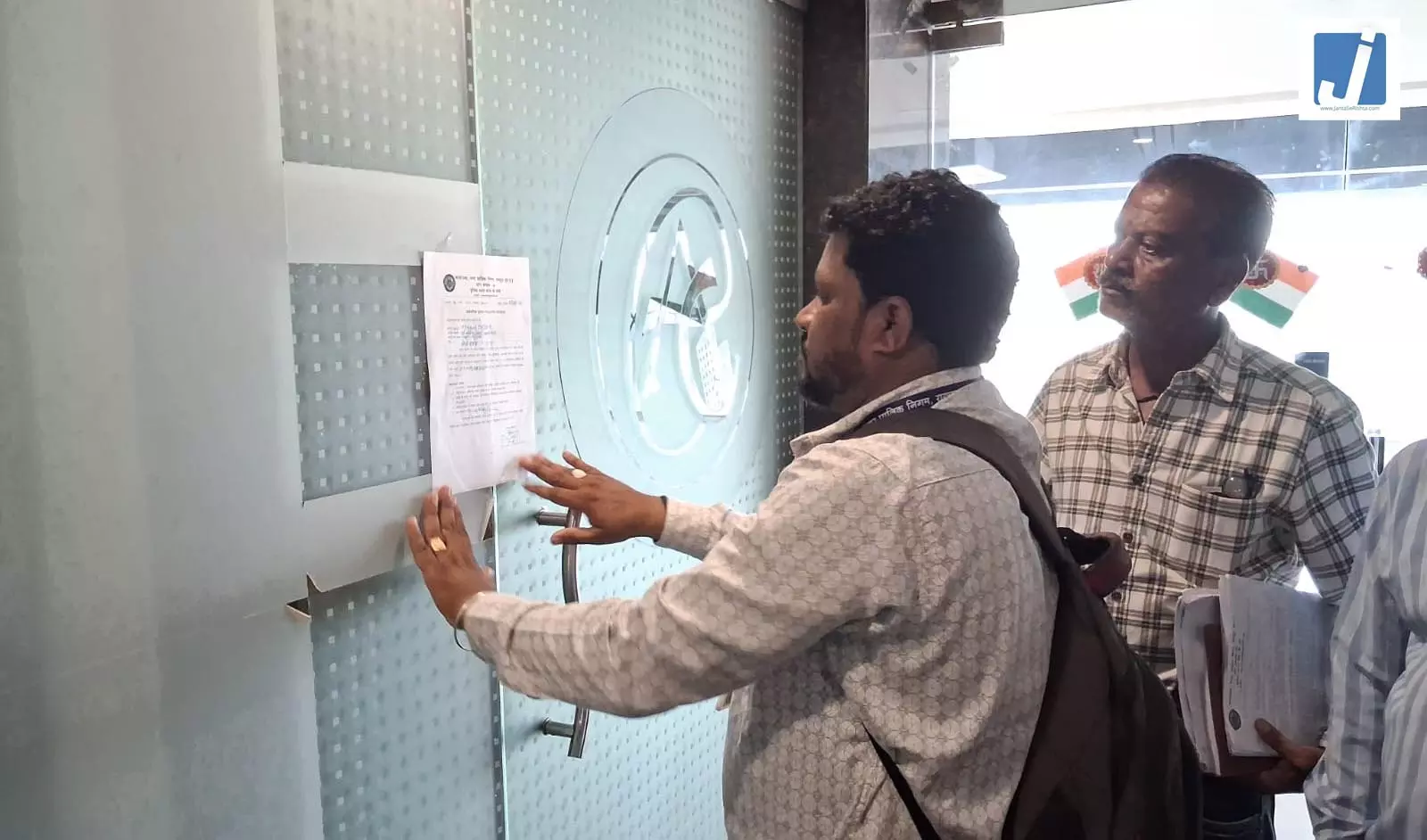 मोती महल में संपत्तिकर वसूली अभियान, सीलिंग की कार्रवाई मोती महल में संपत्तिकर वसूली अभियान, सीलिंग की कार्रवाई