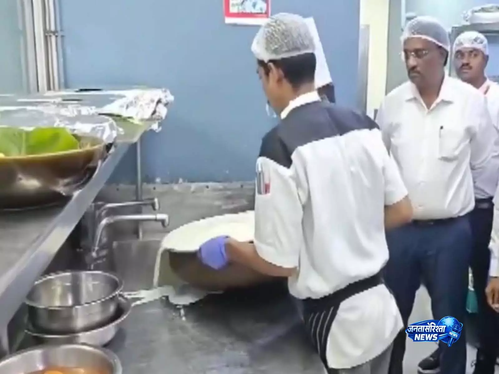 एक्सपायर्ड खाना और फफूंद लगी सब्जियां: Bengaluru के 3-स्टार और 5-स्टार होटलों पर फूड सेफ्टी से जुड़ी कार्रवाई एक्सपायर्ड खाना और फफूंद लगी सब्जियां: Bengaluru के 3-स्टार और 5-स्टार होटलों पर फूड सेफ्टी से जुड़ी कार्रवाई