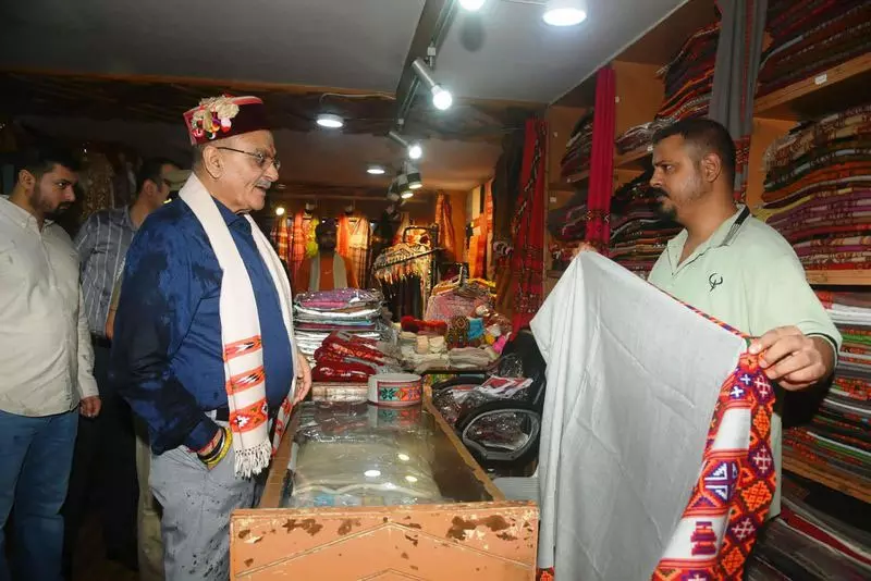 हिमाचल एम्पोरियम पहुंचे राज्यपाल हिमाचल एम्पोरियम पहुंचे राज्यपाल