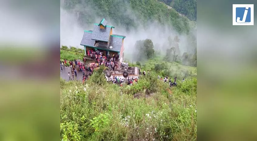 प्राइवेट बस अनियंत्रित होकर सड़क से नीचे गिरी, 7 लोगों की मौत प्राइवेट बस अनियंत्रित होकर सड़क से नीचे गिरी, 7 लोगों की मौत