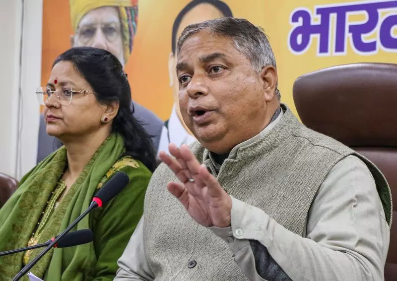 दक्षिण कश्मीर में तिरंगा रैली पर BJP की बड़ी कार्रवाई, नौ नेताओं की सदस्यता निलंबित दक्षिण कश्मीर में तिरंगा रैली पर BJP की बड़ी कार्रवाई, नौ नेताओं की सदस्यता निलंबित