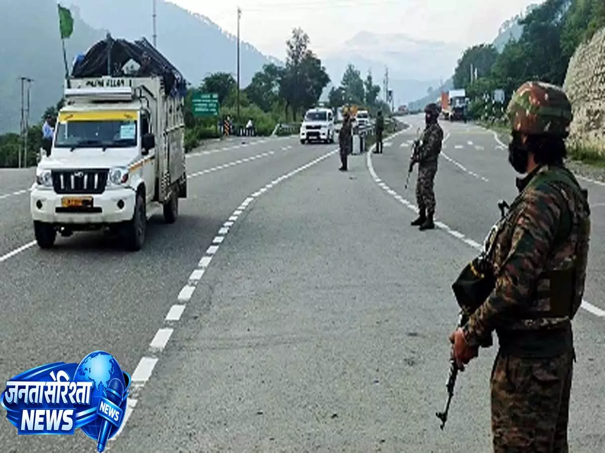 नाका तोड़कर भागी स्कॉर्पियो पुलिसवालों को कुचलने की कोशिश से मचा हड़कंप नाका तोड़कर भागी स्कॉर्पियो पुलिसवालों को कुचलने की कोशिश से मचा हड़कंप