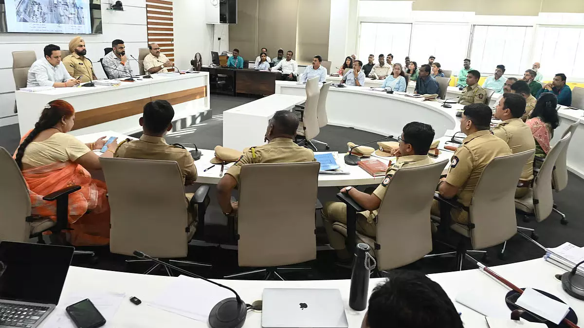 पुणे में सड़क सुरक्षा को लेकर प्रशासन सख्त, 10 अक्टूबर तक 43 ब्लैक स्पॉट सुधारने के निर्देश पुणे में सड़क सुरक्षा को लेकर प्रशासन सख्त, 10 अक्टूबर तक 43 ब्लैक स्पॉट सुधारने के निर्देश