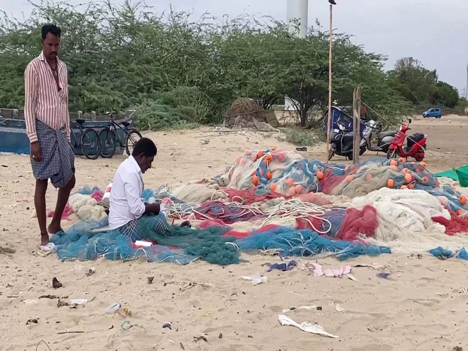 तूतीकोरिन पोर्ट पर मछलियों की जगह समुद्री शैवाल का अंबार, मछुआरों की बढ़ी परेशानी तूतीकोरिन पोर्ट पर मछलियों की जगह समुद्री शैवाल का अंबार, मछुआरों की बढ़ी परेशानी