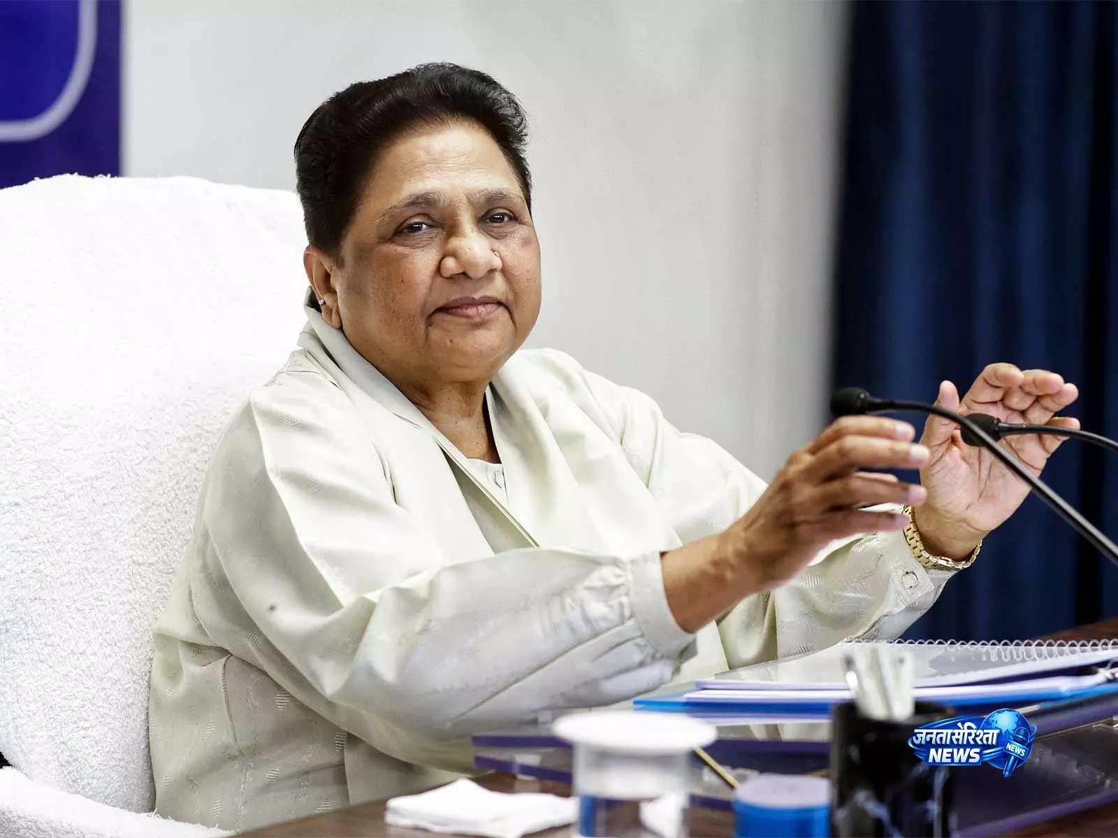Mayawati का अखिलेश पर हमला, बोलीं- गिरगिट की तरह रंग बदलती है सपा Mayawati का अखिलेश पर हमला, बोलीं- गिरगिट की तरह रंग बदलती है सपा