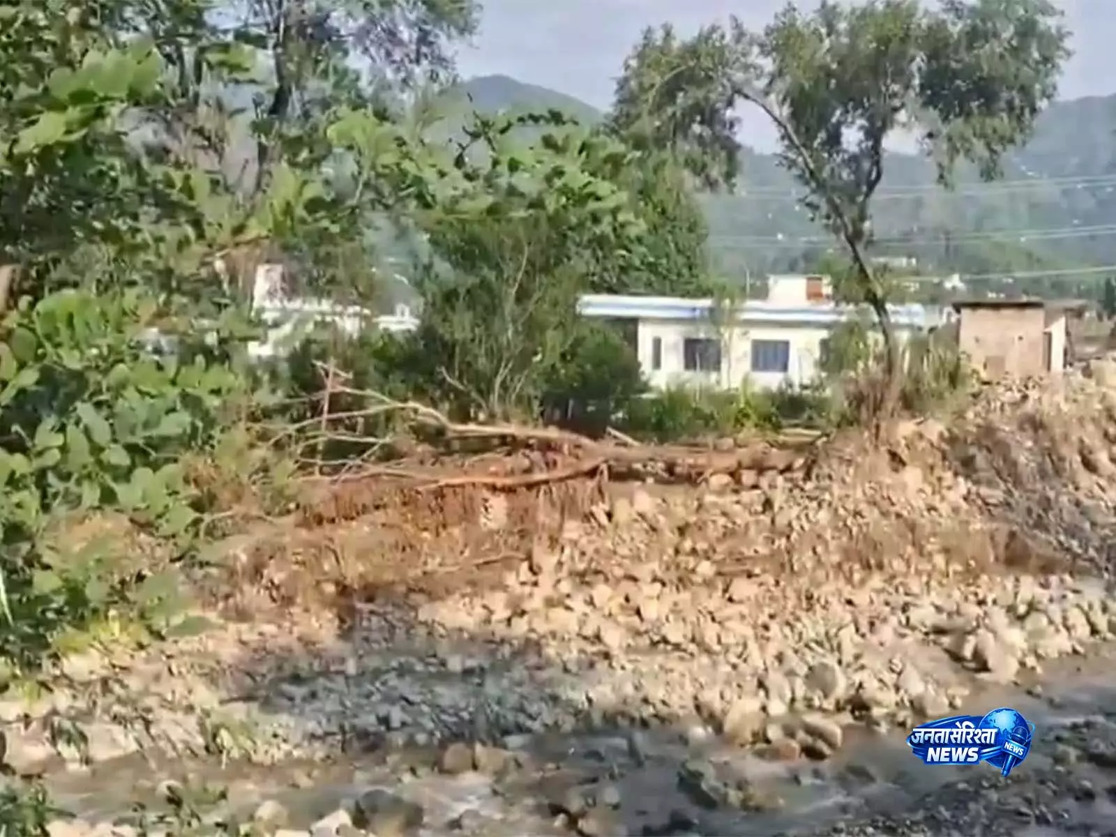 Rajouri में अचानक आई बाढ़ कृषि भूमि और फसलों को बहा ले गई Rajouri में अचानक आई बाढ़ कृषि भूमि और फसलों को बहा ले गई