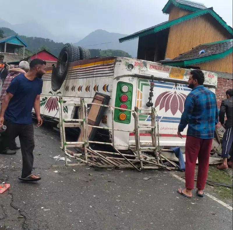 चंबा में दर्दनाक बस हादसा, सड़क से फिसलकर नीचे गिरी निजी बस; 7 की मौत, 11 घायल चंबा में दर्दनाक बस हादसा, सड़क से फिसलकर नीचे गिरी निजी बस; 7 की मौत, 11 घायल