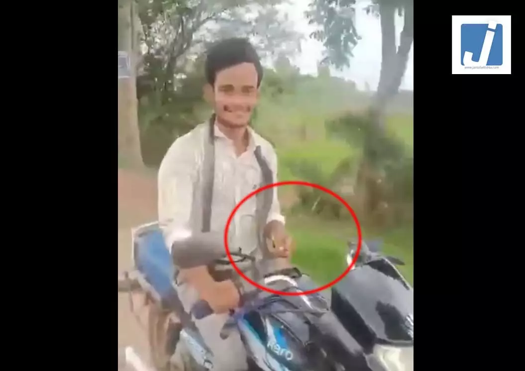 सांप के काटने पर गले में लपेटकर कई KM बाइक चलाकर अस्पताल पहुंचा युवक, पहचान कराने उठाया बड़ा जोखिम सांप के काटने पर गले में लपेटकर कई KM बाइक चलाकर अस्पताल पहुंचा युवक, पहचान कराने उठाया बड़ा जोखिम