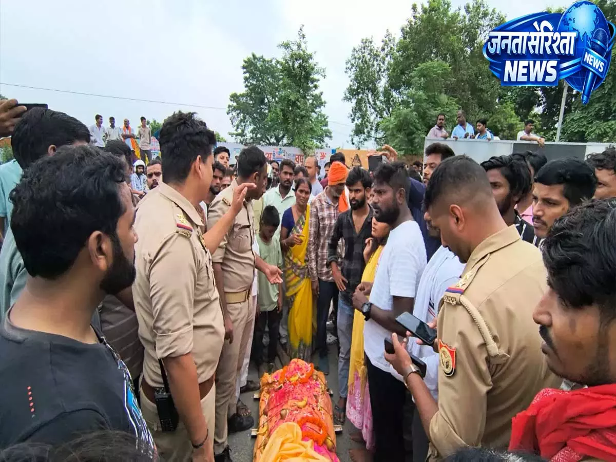 गोरखपुर के युवक की बाबाधाम में मौत पोखरे में मिला शव परिजनों ने लगाया जाम गोरखपुर के युवक की बाबाधाम में मौत पोखरे में मिला शव परिजनों ने लगाया जाम