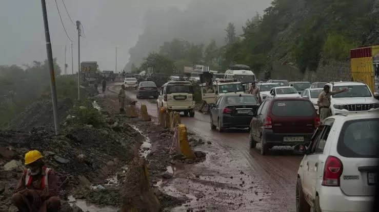 Shimla: 13 अगस्त तक भारी बारिश का अलर्ट, भूस्खलन से बढ़ी परेशानी Shimla: 13 अगस्त तक भारी बारिश का अलर्ट, भूस्खलन से बढ़ी परेशानी