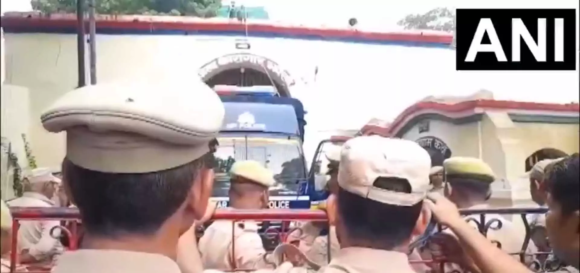 अतीक अहमद के बेटे को लेकर निकली पुलिस, रास्ते में पड़ने वाले सभी थानों को अलर्ट किया गया अतीक अहमद के बेटे को लेकर निकली पुलिस, रास्ते में पड़ने वाले सभी थानों को अलर्ट किया गया