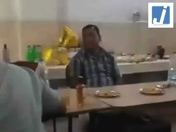 सरकारी स्कूल में शराब-मुर्गा पार्टी का वीडियो वायरल, शिक्षा विभाग हरकत में आया सरकारी स्कूल में शराब-मुर्गा पार्टी का वीडियो वायरल, शिक्षा विभाग हरकत में आया