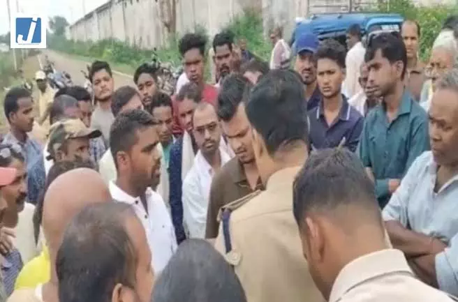 शमशान में शव दफनाने पर ग्रामीणों ने की घेराबंदी, पुलिस की समझाइश पर सुलझा विवाद शमशान में शव दफनाने पर ग्रामीणों ने की घेराबंदी, पुलिस की समझाइश पर सुलझा विवाद