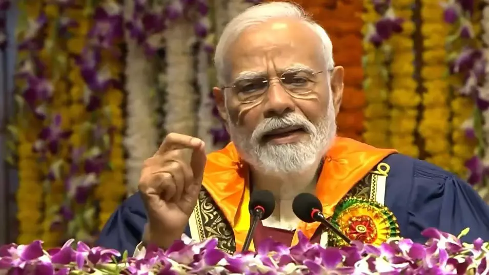 IIT दिल्ली के 57वें दीक्षांत समारोह में पहुंचे PM मोदी, छात्रों को दी बधाई IIT दिल्ली के 57वें दीक्षांत समारोह में पहुंचे PM मोदी, छात्रों को दी बधाई