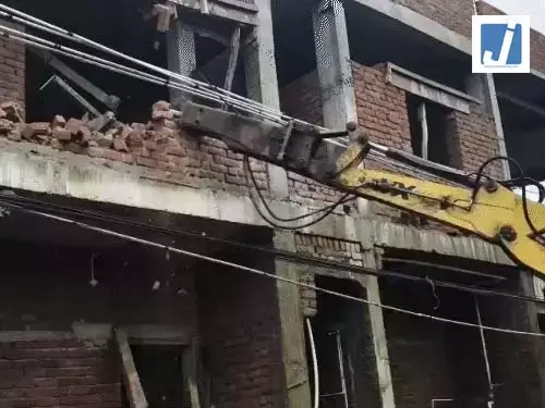 अवैध निर्माण ध्वस्त किया गया, 2 मजदूरों की मौत का मामला अवैध निर्माण ध्वस्त किया गया, 2 मजदूरों की मौत का मामला